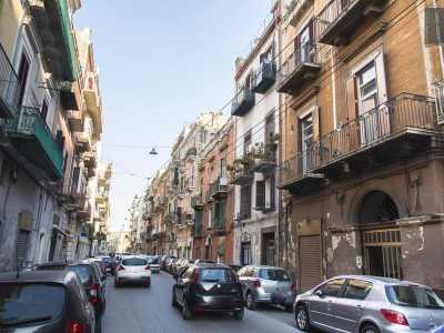 Mentre passeggiamo su via Napoli scambiamo due chiacchiere con una residente, la 36enne Maril�, che venuta a conoscenza del nostro �tour�, ci invita a visitare il palazzo a due piani in cui abita - nella foto il primo a destra - (foto di Gennaro Gargiulo)
